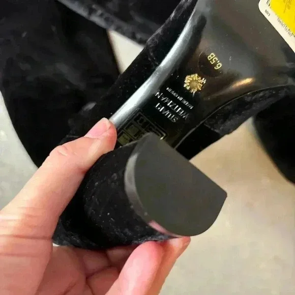 STUART WEITZMAN
Vidaland Convertible Boot in Black Crushed Velvet‎ - Picture 4 of 11